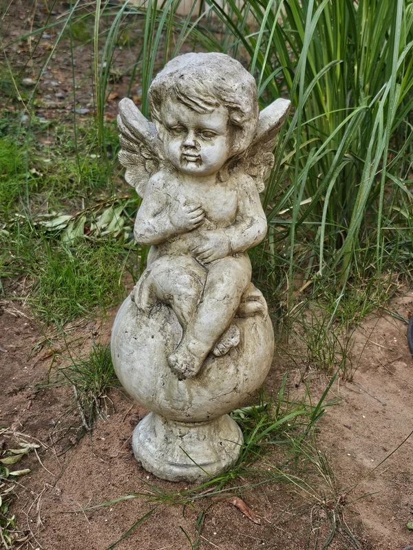 Sitzender Engel