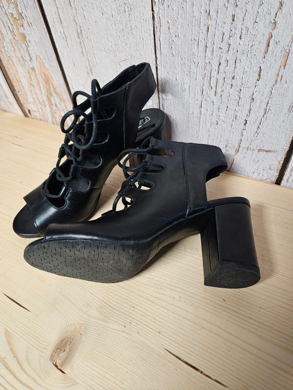 Offene Schuhe mit Absatz 37