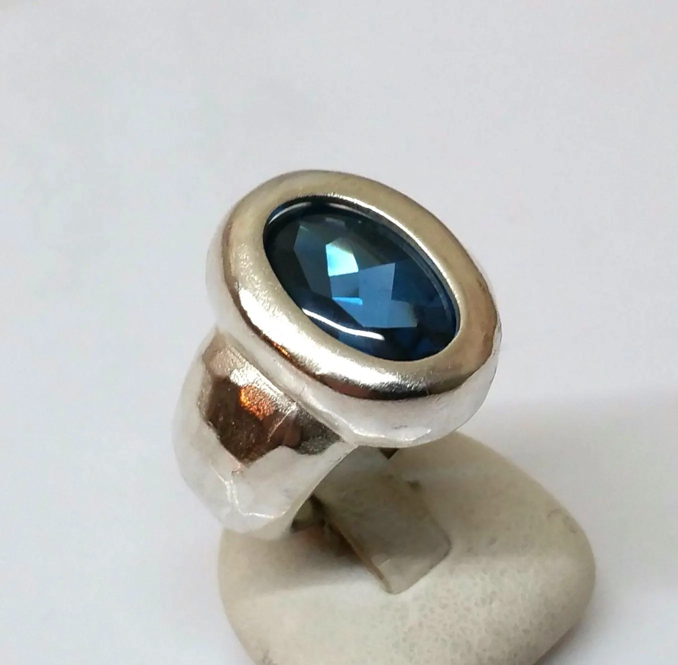 17,2 mm Prachtvoller massiver Designer Ring Mandelkern Silber 925 Blautopas selten SR499