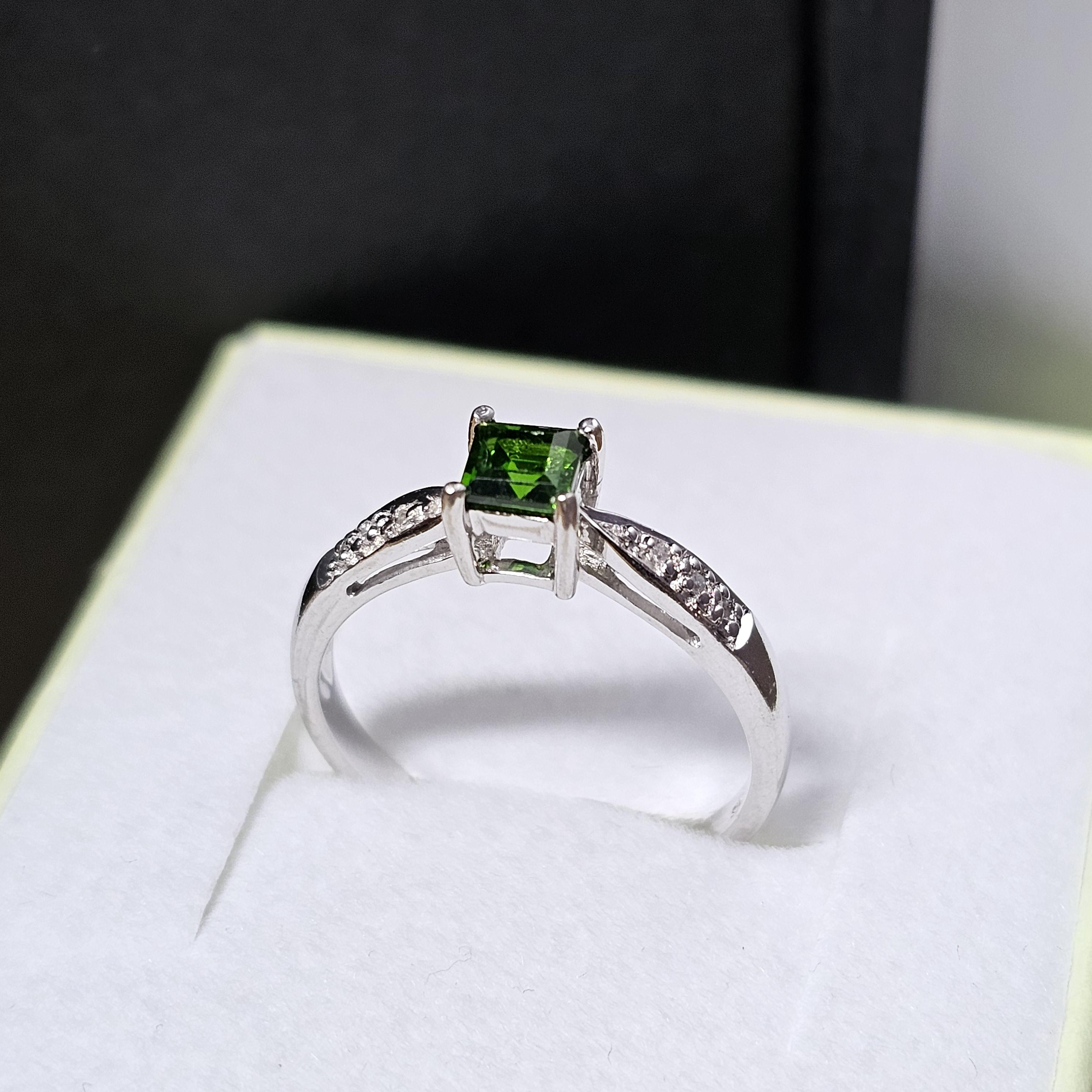 17,4 mm Ring Goldring Gold Weißgold 375 (9k)  Peridot & kleinste Diamantsteinchen Design Vintage elegant GR348