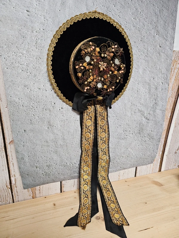 Deko-Trachtenhut als Wandschmuck