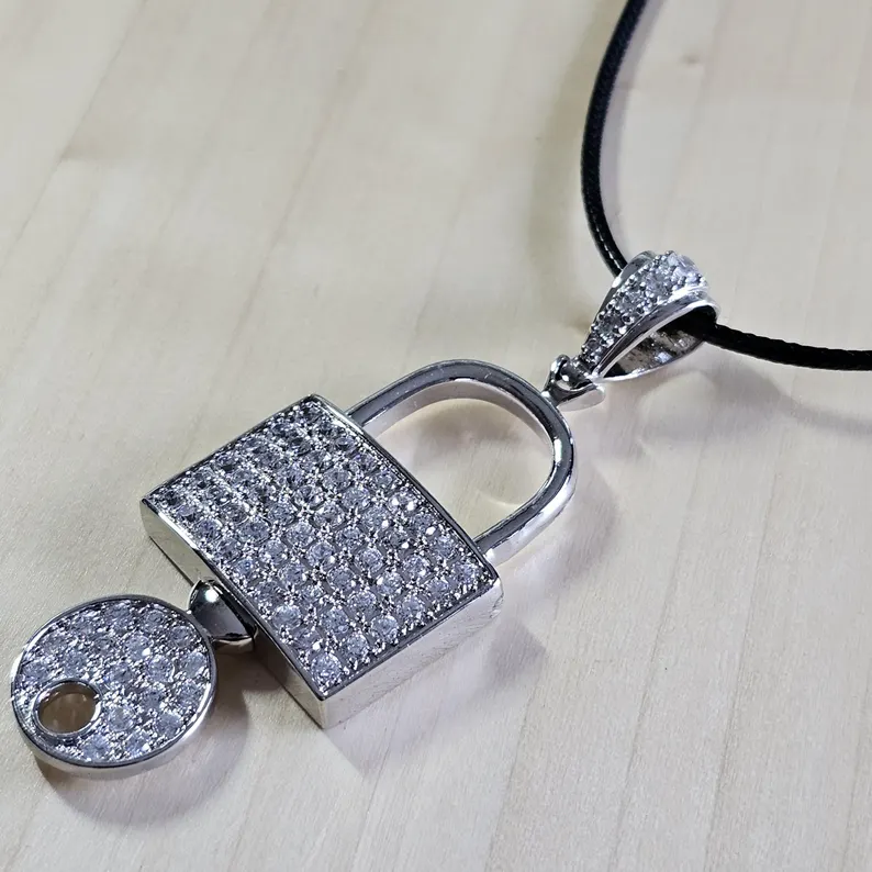 Anhänger Taschenanhänger Kettenanhänger prachtvoll Schloss Liebesschloss ohne Kette Silber 925 Kristallsteinchen klar Vintage edel SKA1590