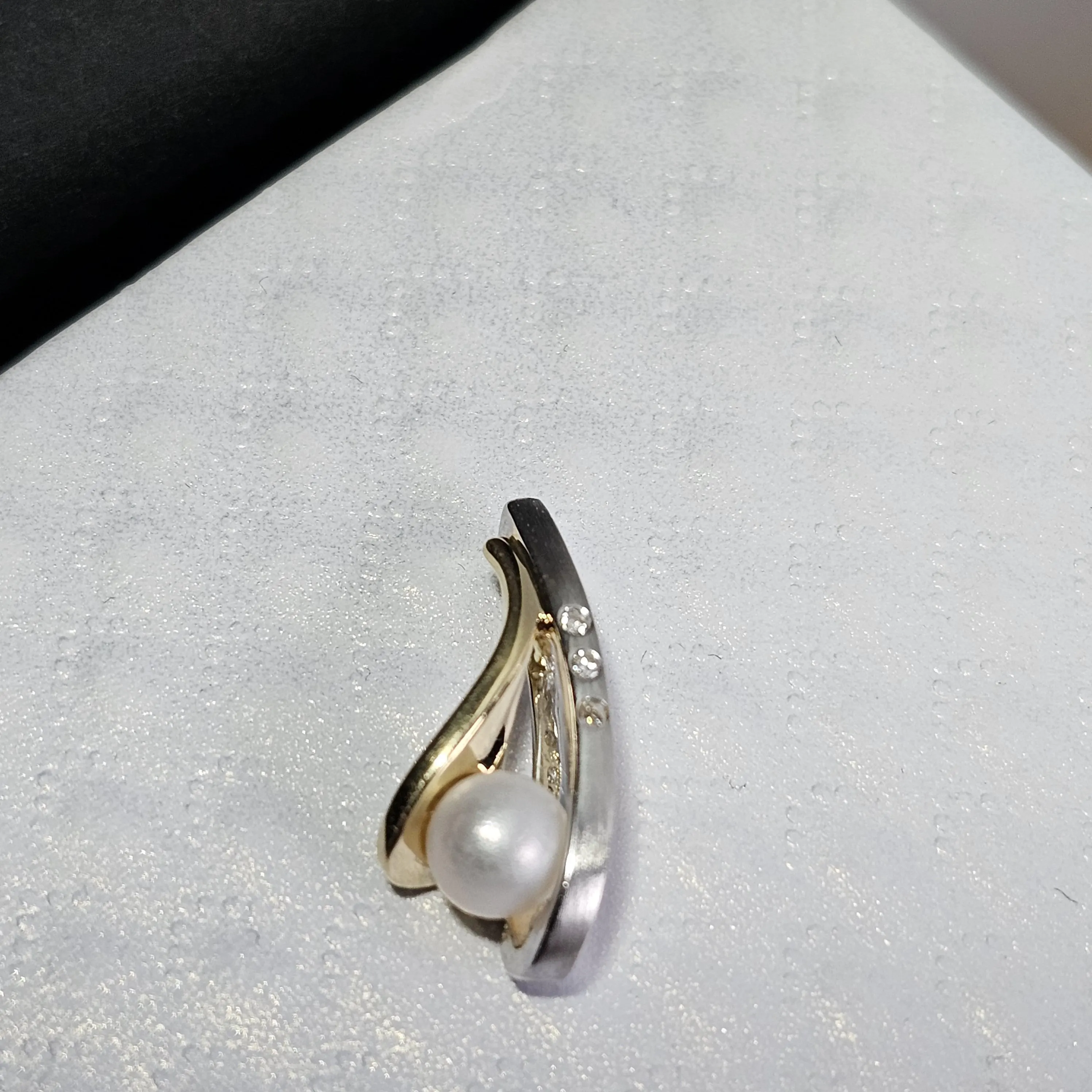 Goldanhänger Anhänger ohne Kette Gold 585 teilplatiniert Perle & 3 Stck. Diamantsteinchen Design Vintage Eleganz GAN260
