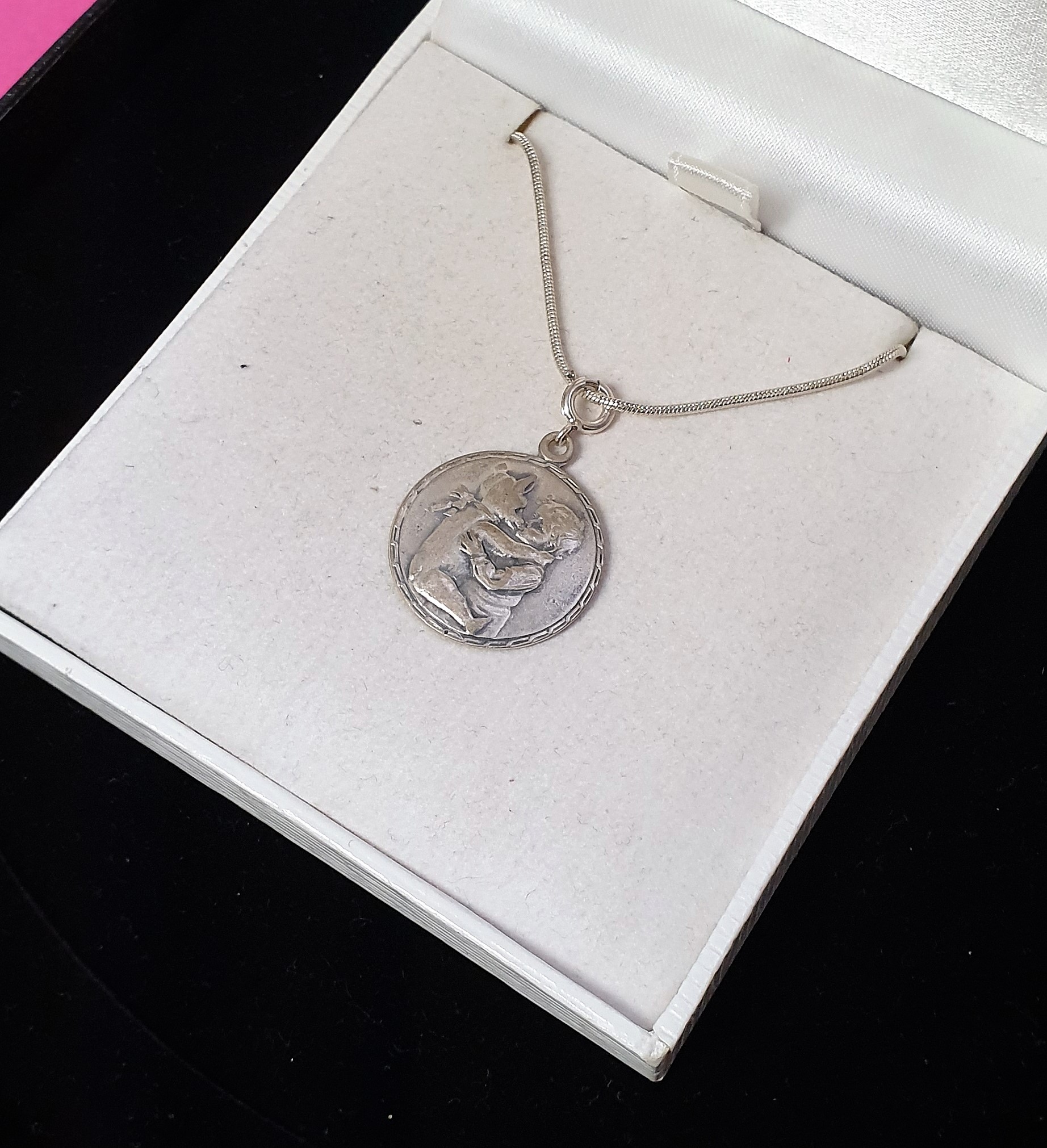 Anhänger Charm rund Kind mit Teddybär Bär Silber Vintage nostalgisch selten rar SKA1476