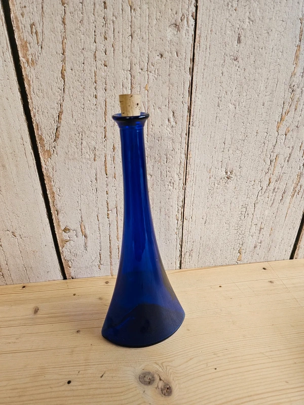 Kobaltblaue Karaffe mit Korken Glas