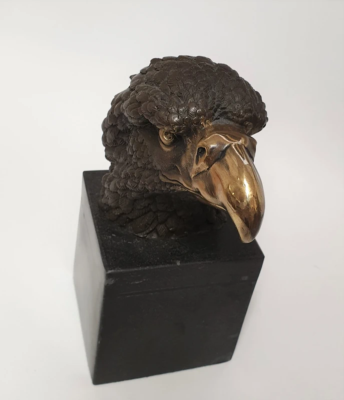 Adler Kopf auf Marmor Sockel Greifvogel Vogel Figur Bronzeskulptur Tierfigur Adlerkopf Bronze