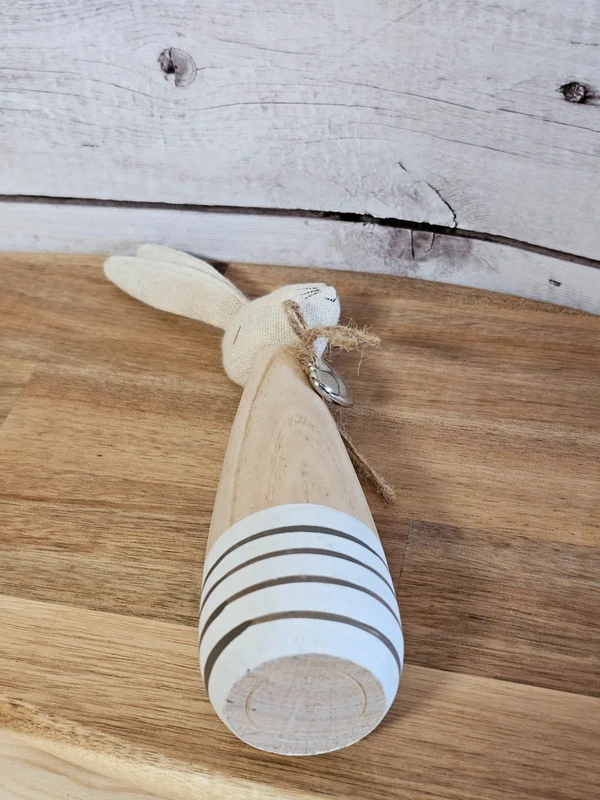 Hase Paolo mit Herz aus Holz