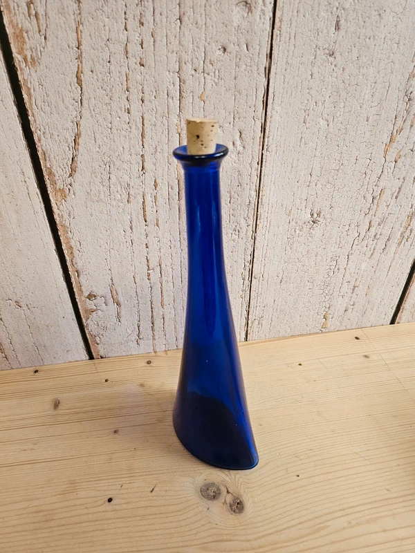 Kobaltblaue Karaffe mit Korken Glas