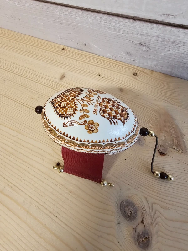 Handbemaltes Osterei mit Band und Kurbel