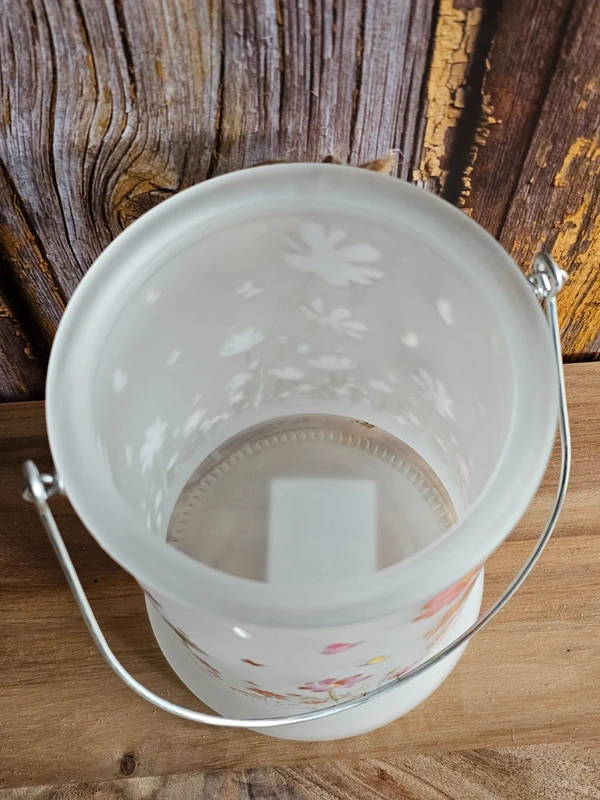 Windlicht Glas milchig Kerzenhalter mit Henkel Blumenwiese Blümchen Schmetterling Höhe 17 cm