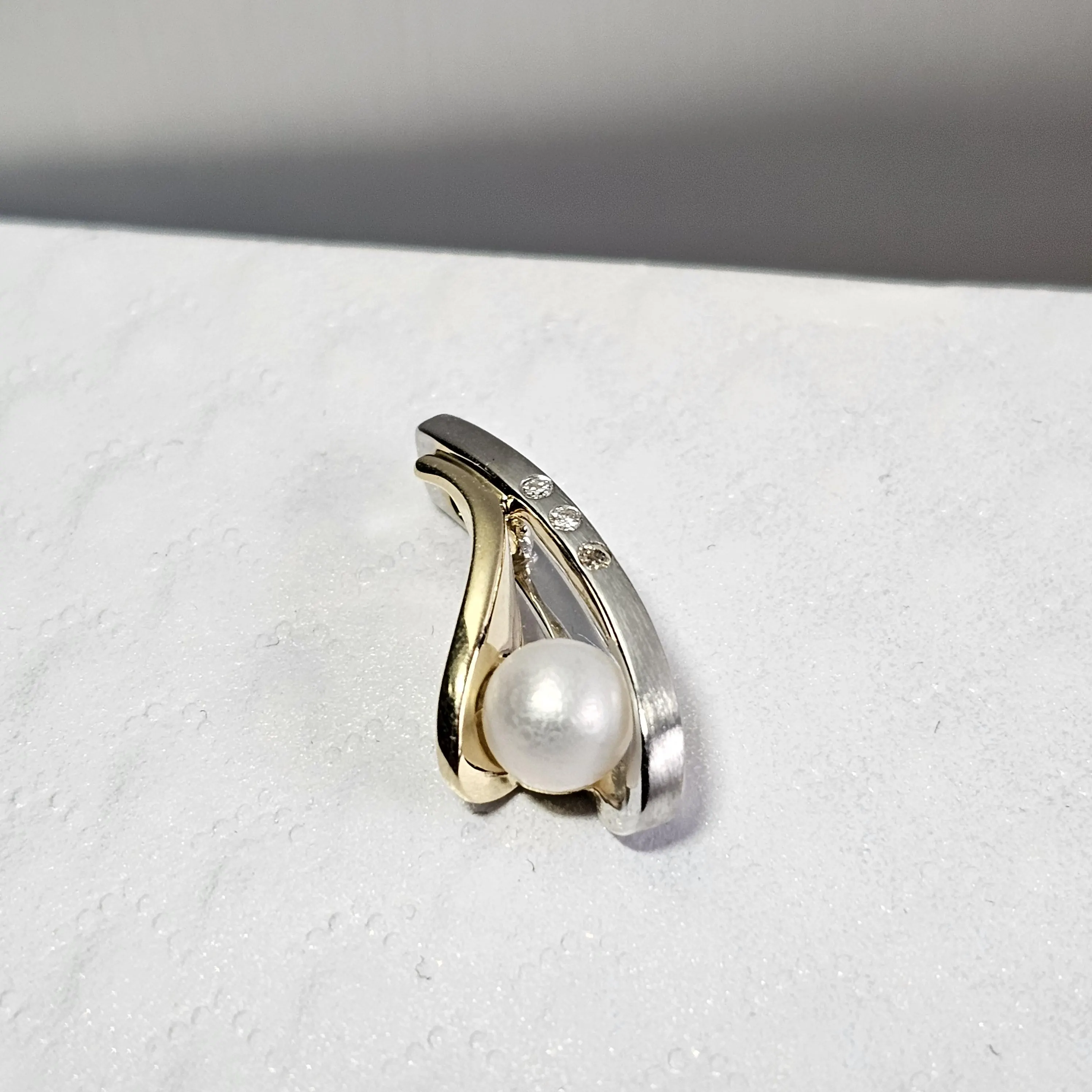 Goldanhänger Anhänger ohne Kette Gold 585 teilplatiniert Perle & 3 Stck. Diamantsteinchen Design Vintage Eleganz GAN260