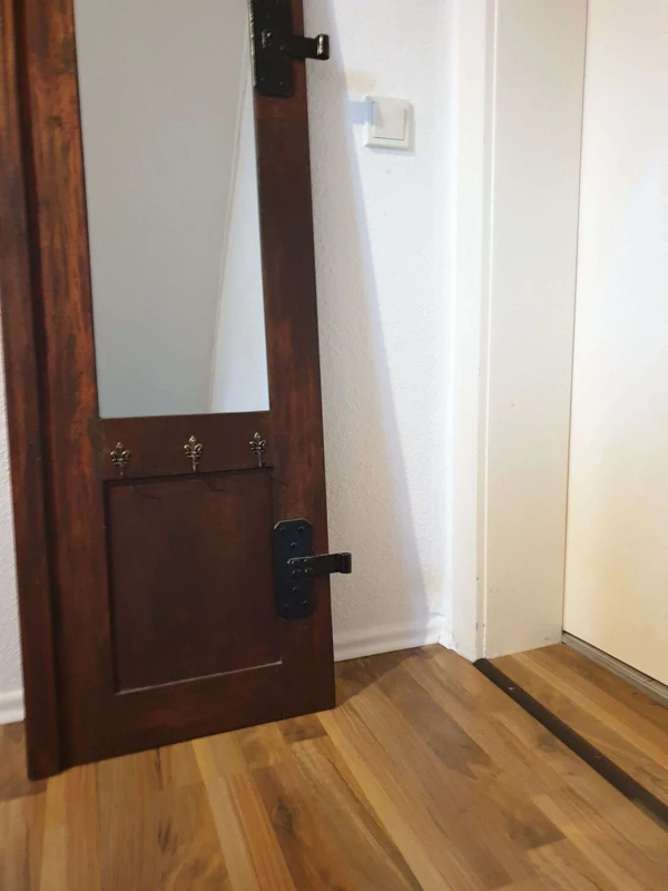 Garderobe mit Siegel in mahagoni Massivholz Fensterlade Beschläge Kleiderhaken Sp102
