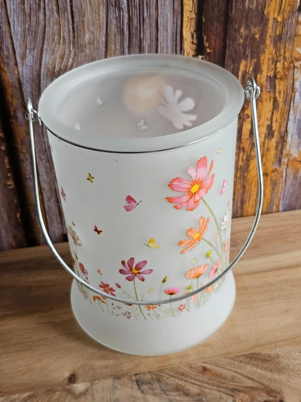 Windlicht Glas milchig Kerzenhalter mit Henkel Blumenwiese Blümchen Schmetterling Höhe 17 cm