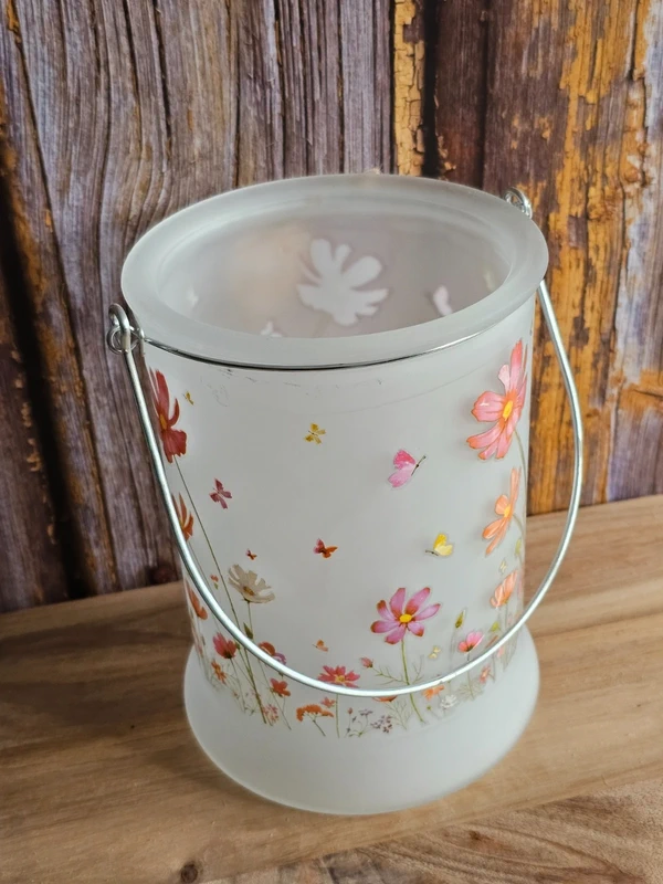 Windlicht Glas milchig Kerzenhalter mit Henkel Blumenwiese Blümchen Schmetterling Höhe 17 cm