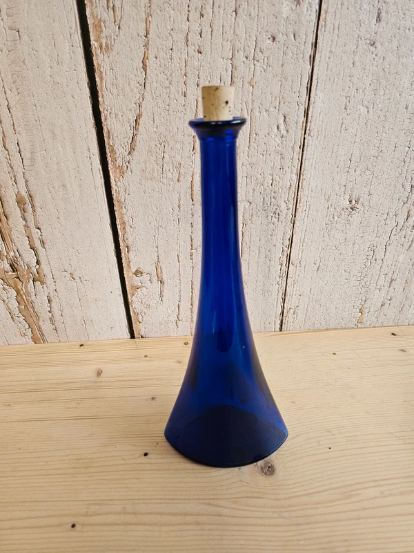 Kobaltblaue Karaffe mit Korken Glas