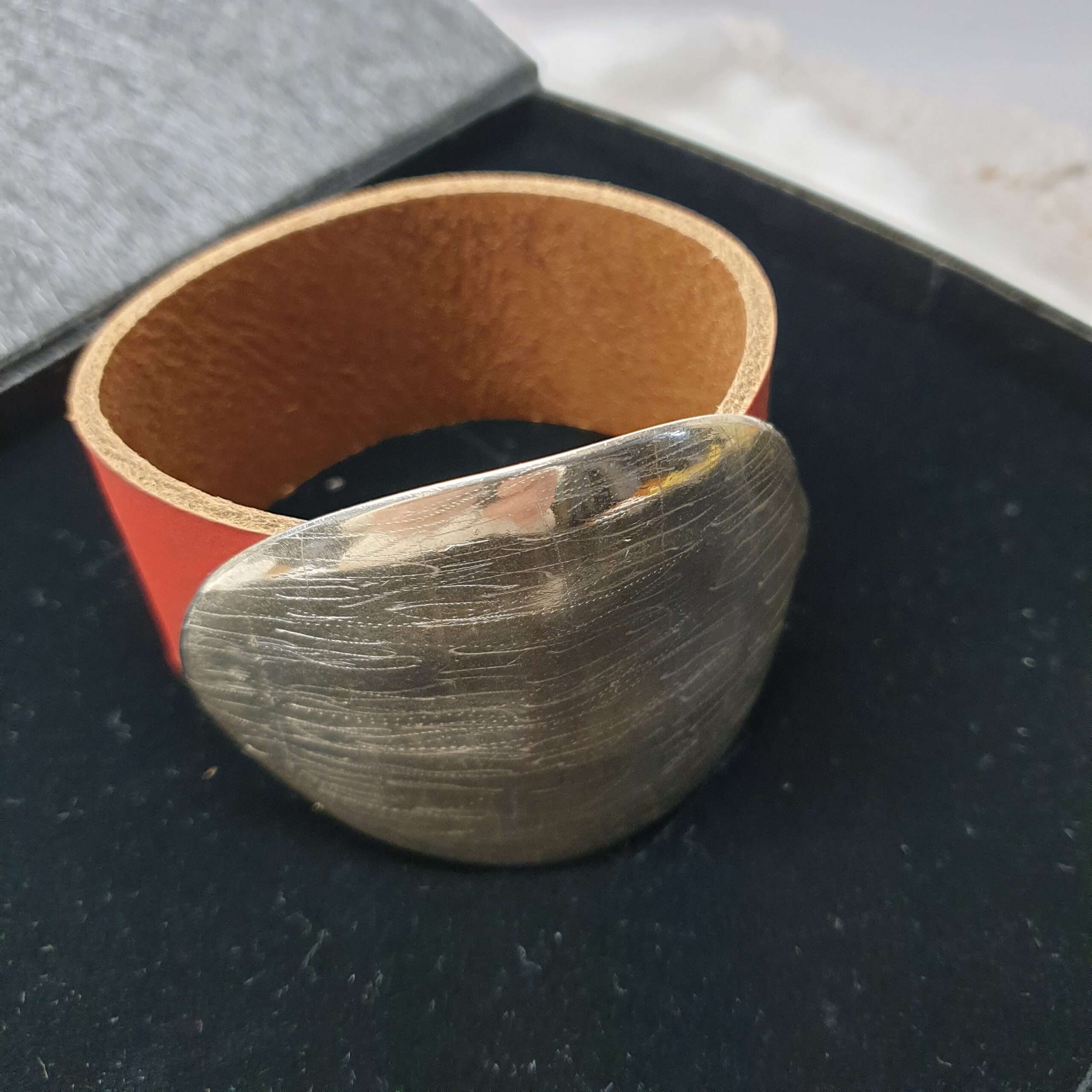 Rote Lederarmband mit karierter Schliesse BS101