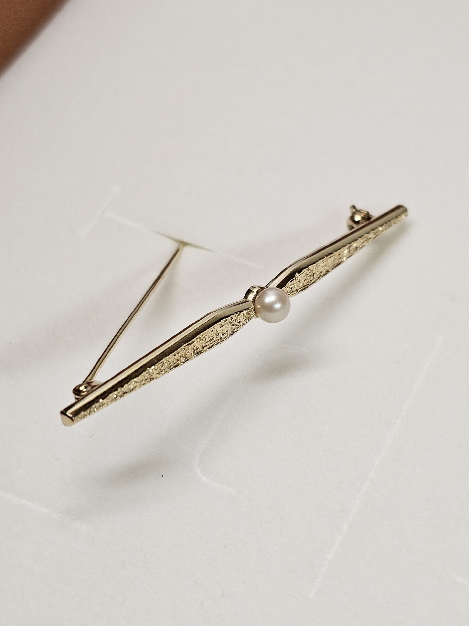Shabby Vintage Anstecknadel Brosche mit Perle Amerik Doublé vergoldet Nostalgie selten rar MBR105