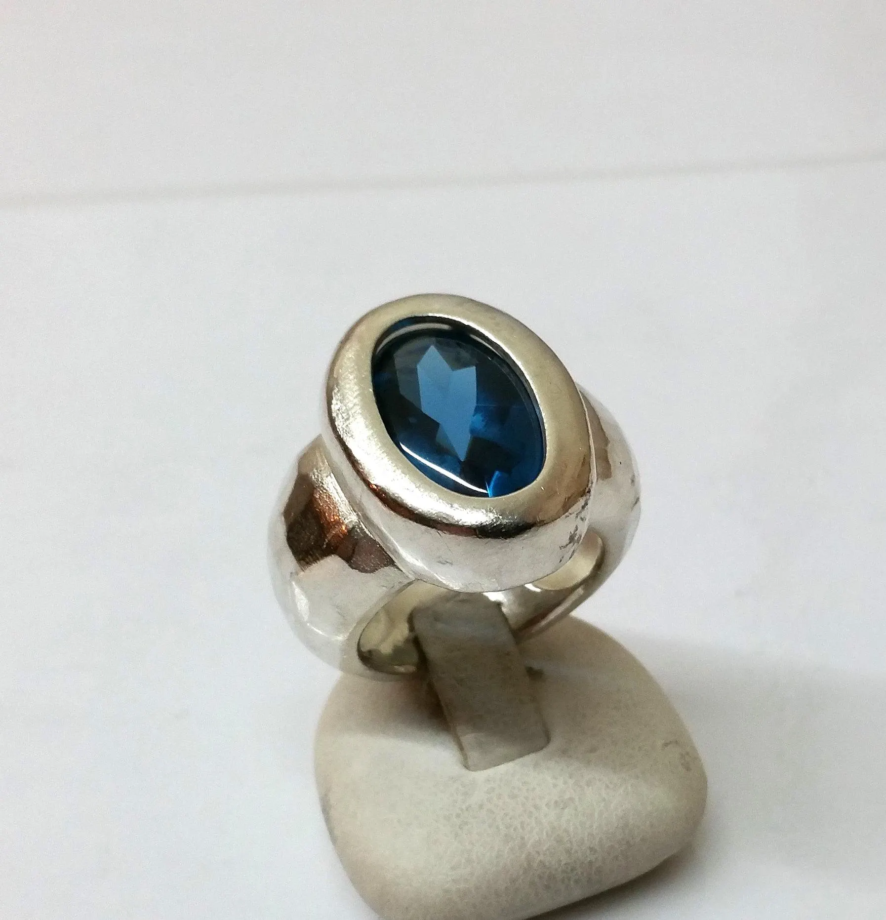 17,2 mm Prachtvoller massiver Designer Ring Mandelkern Silber 925 Blautopas selten SR499