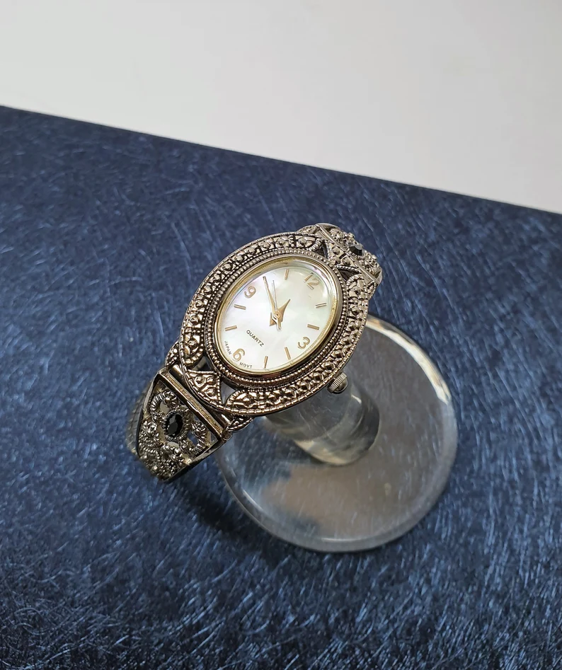 Nostalgische Uhr Damenuhr mit Perlmutt Ziffernblatt UU103