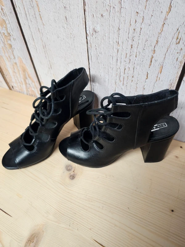 Offene Schuhe mit Absatz 37