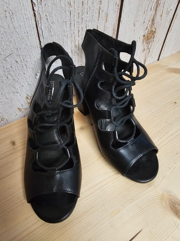 Offene Schuhe mit Absatz 37