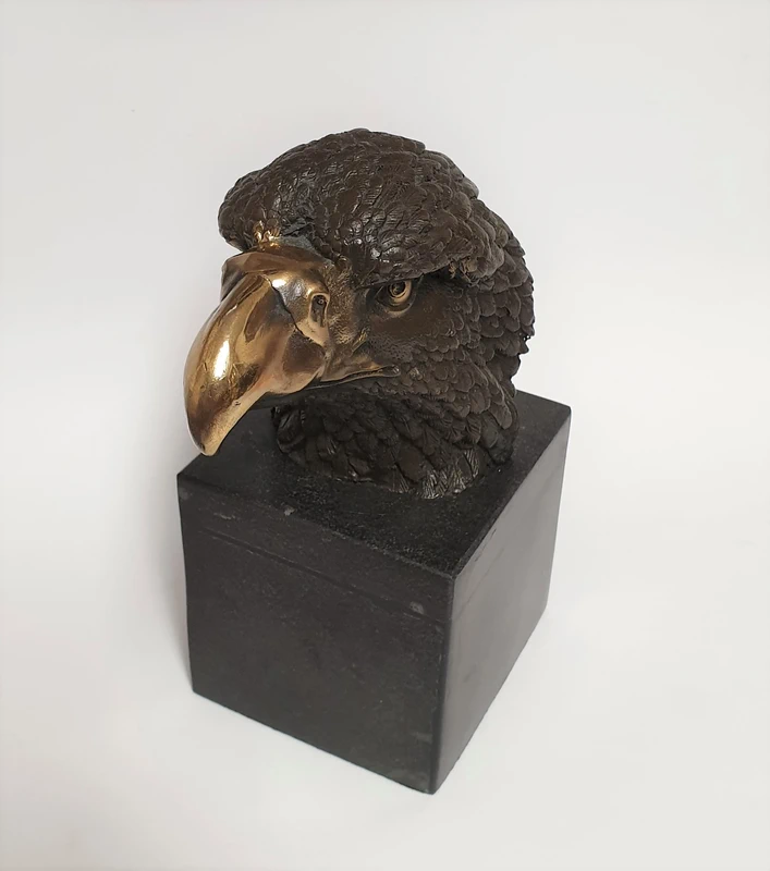 Adler Kopf auf Marmor Sockel Greifvogel Vogel Figur Bronzeskulptur Tierfigur Adlerkopf Bronze