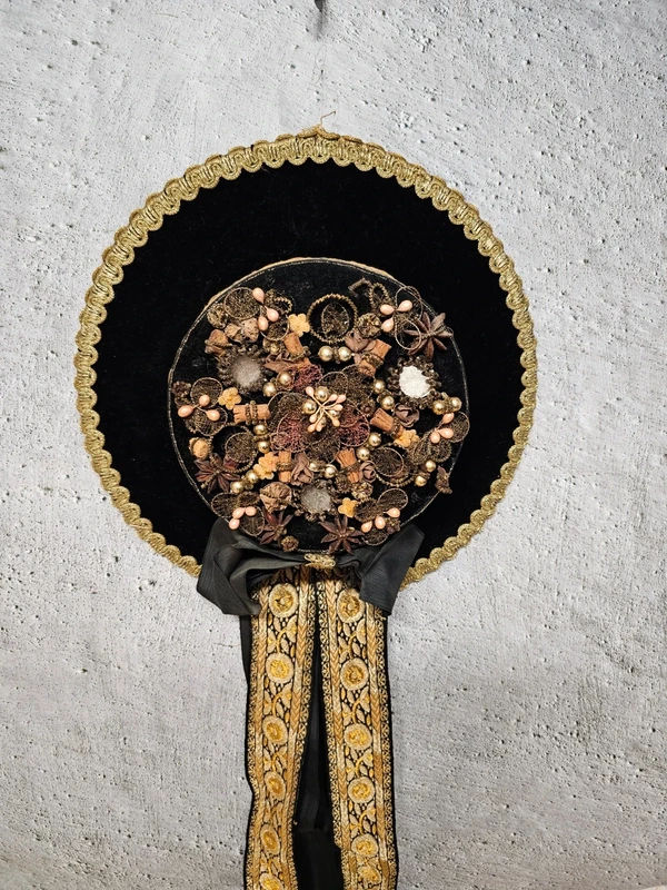 Deko-Trachtenhut als Wandschmuck