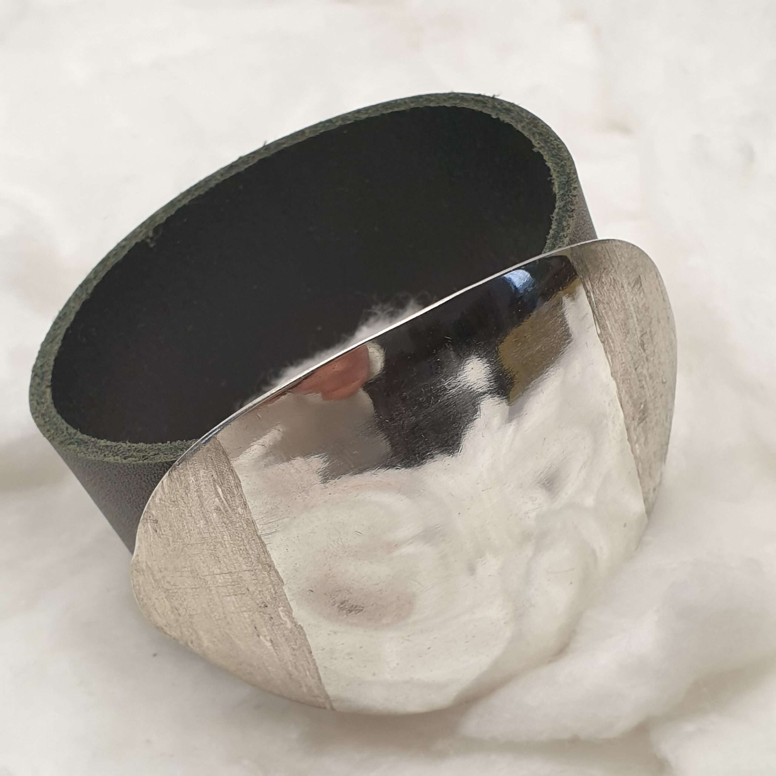 Anthrazitfarbenes Lederarmband mit Silberschnalle BS104