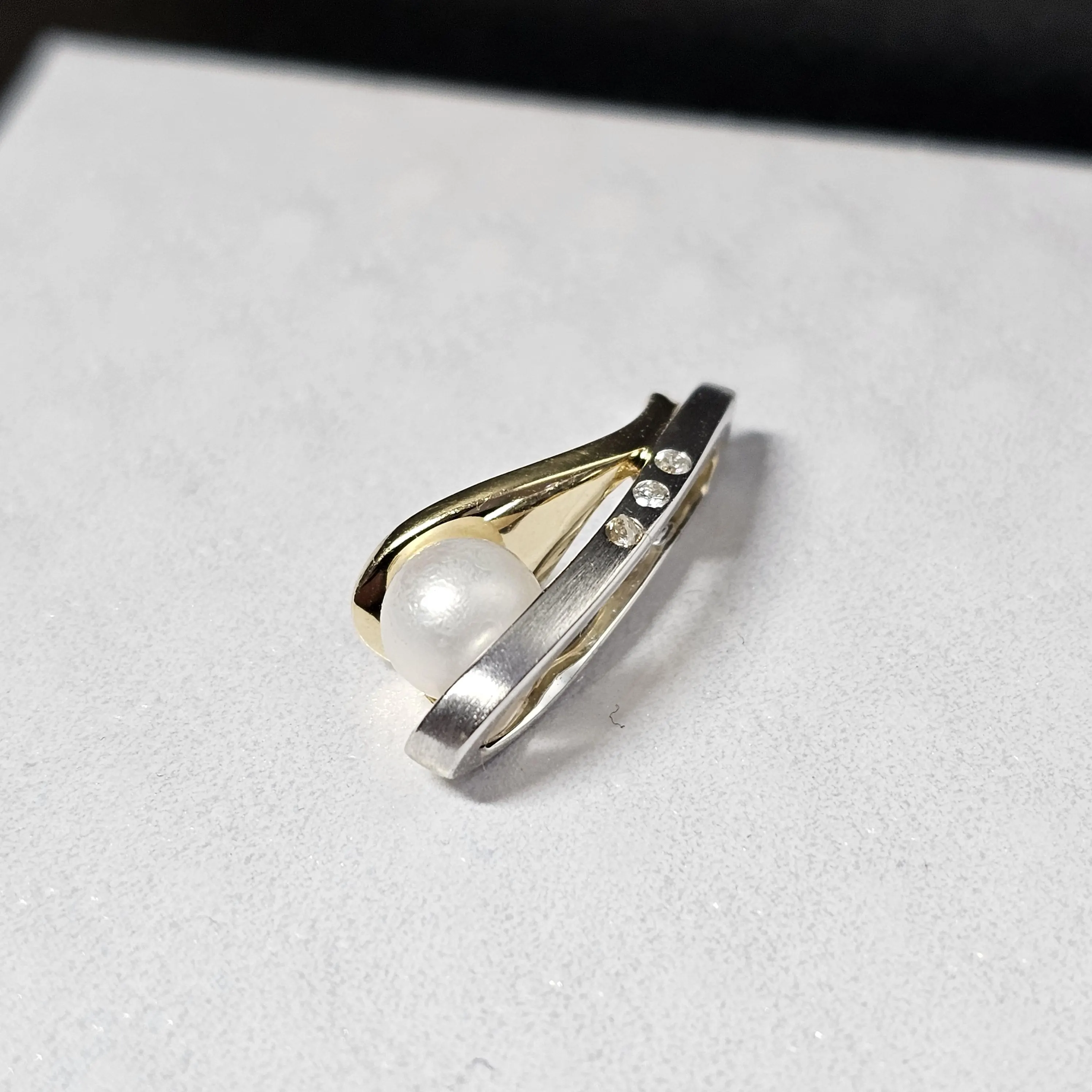 Goldanhänger Anhänger ohne Kette Gold 585 teilplatiniert Perle & 3 Stck. Diamantsteinchen Design Vintage Eleganz GAN260