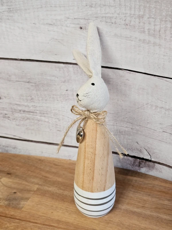 Hase Paolo mit Herz aus Holz