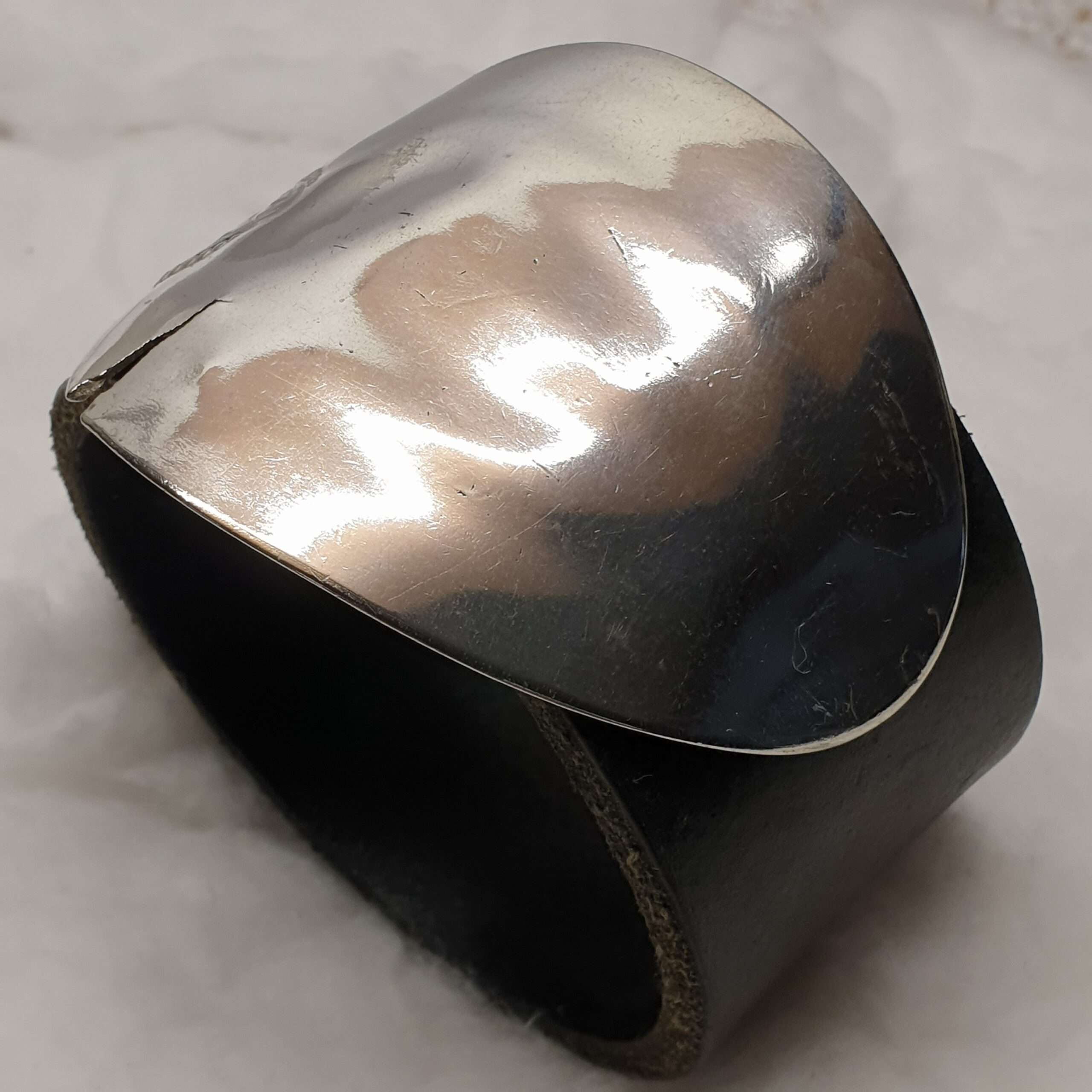 Anthrazitfarbenes Lederarmband mit Silberschnalle BS105