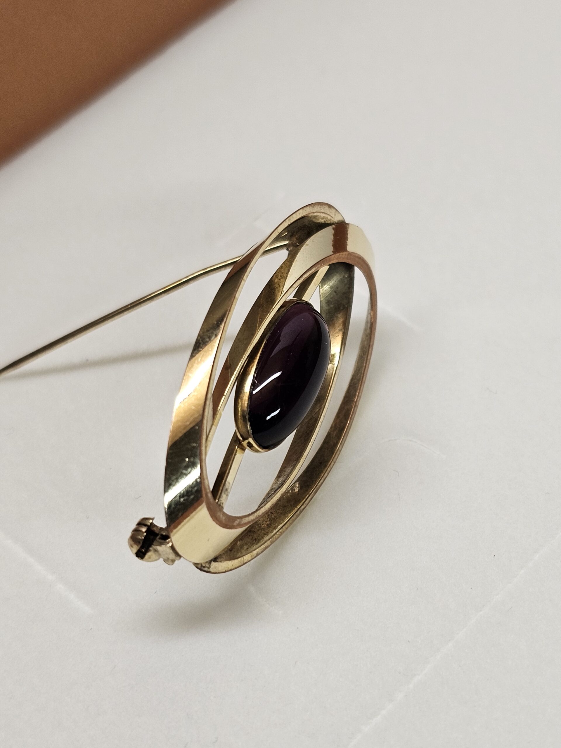 Nostalgische Brosche Anstecknadel Amerik American Doublé vergoldet Turmalin Farbton rot himbeerfarben Shabby Vintage elegant MBR104