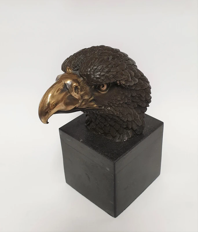 Adler Kopf auf Marmor Sockel Greifvogel Vogel Figur Bronzeskulptur Tierfigur Adlerkopf Bronze