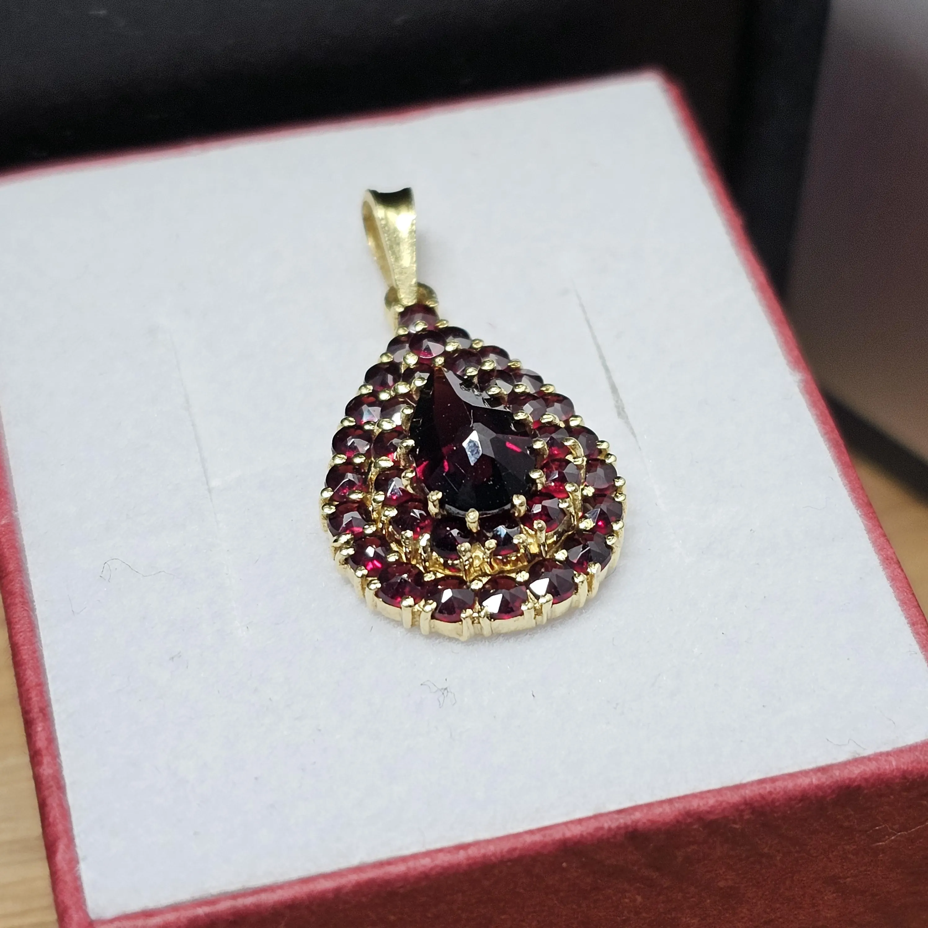 Nostalgischer Anhänger ohne Kette Gold 375 mit Granatsteinchen Vintage elegant selten rar GAN262