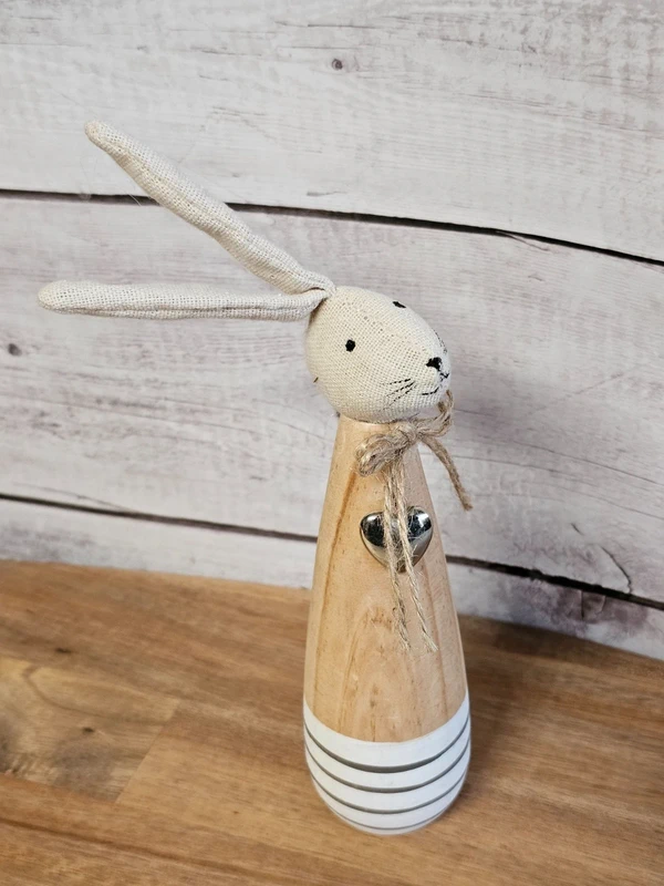 Hase Paolo mit Herz aus Holz