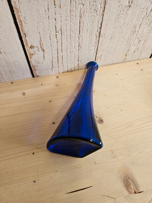 Kobaltblaue Karaffe mit Korken Glas