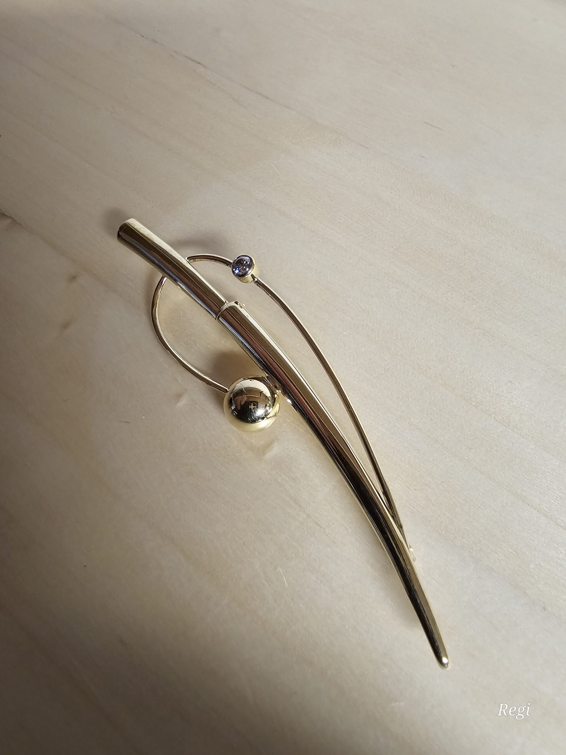 Nostalgische Shabby Vintage Anstecknadel Brosche mit einem kleinen Kristallsteinchen Amerik Doublé vergoldet selten rar MBR106