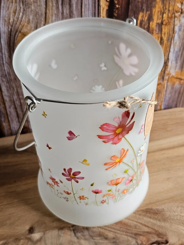 Windlicht Glas milchig Kerzenhalter mit Henkel Blumenwiese Blümchen Schmetterling Höhe 17 cm