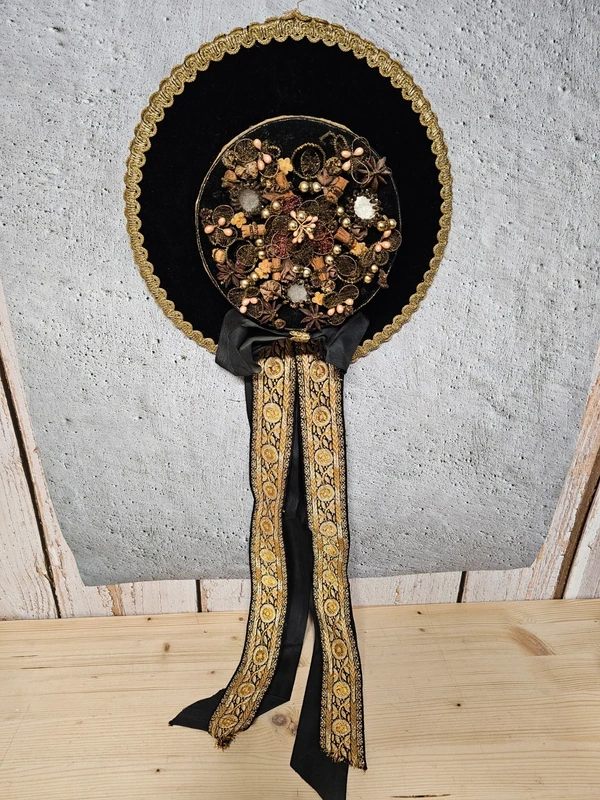 Deko-Trachtenhut als Wandschmuck