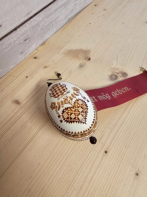Handbemaltes Osterei mit Band und Kurbel