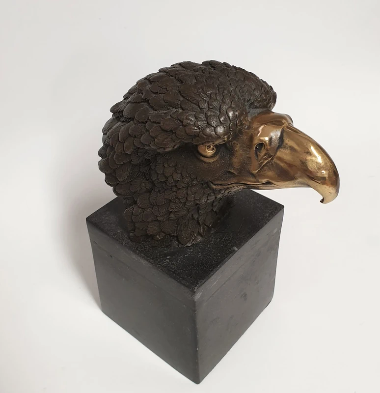 Adler Kopf auf Marmor Sockel Greifvogel Vogel Figur Bronzeskulptur Tierfigur Adlerkopf Bronze