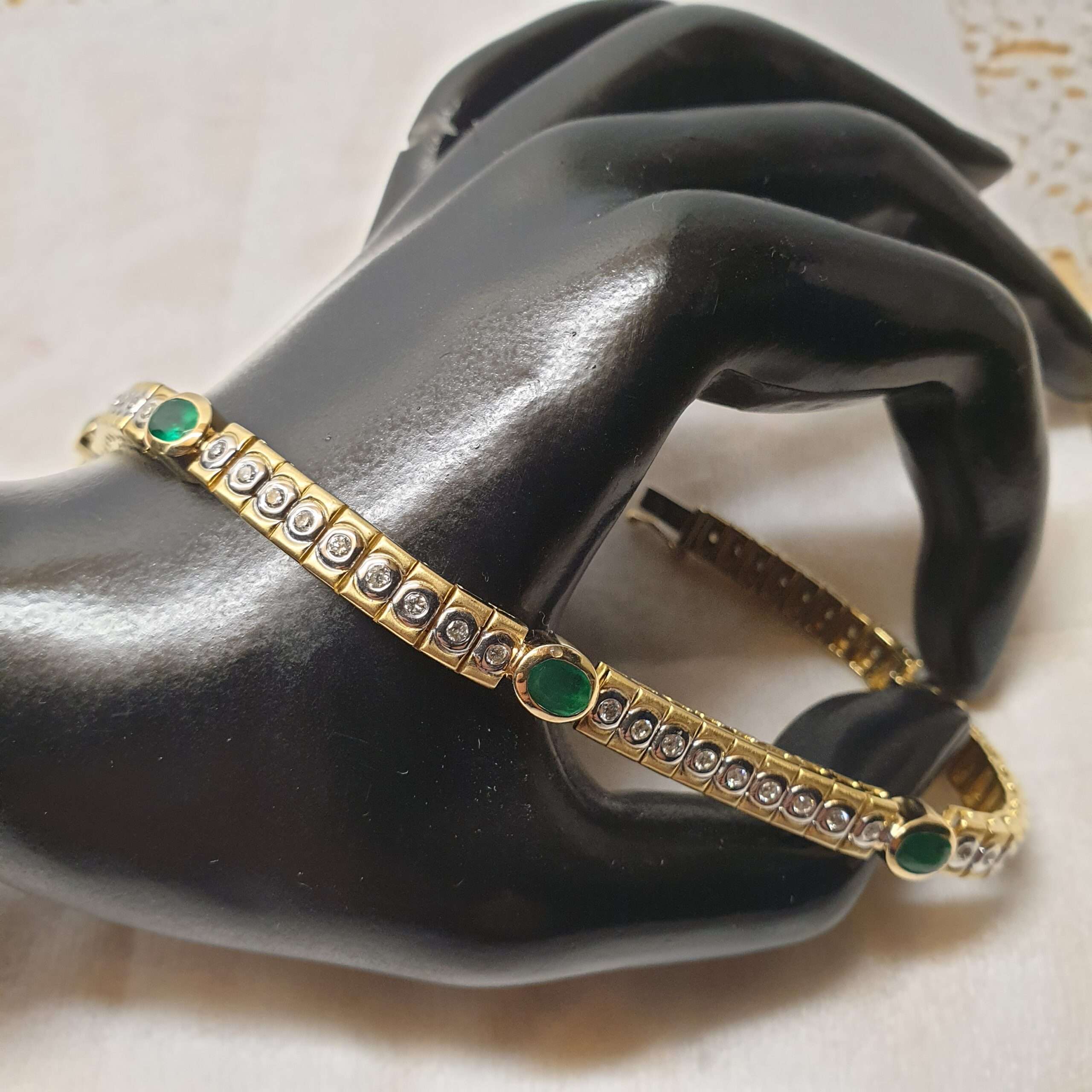 21,5 cm Armband Gliederarmband Design Tennisarmband Gold 750 teilplatiniert Diamanten Brillanten & Smaragde Vintage elegant GA110