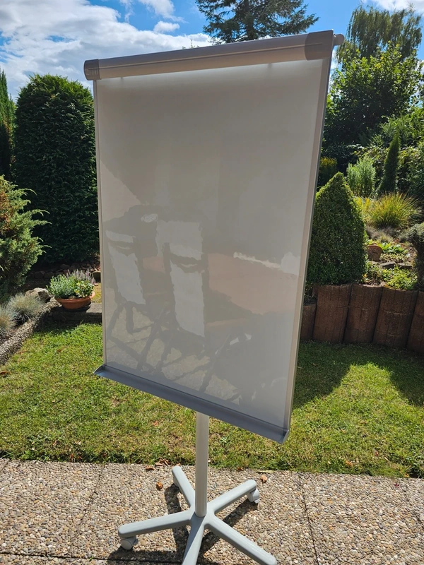 Flipchart mit Rollfuß und 2 Papierhaltern neben dem Tafelbereich