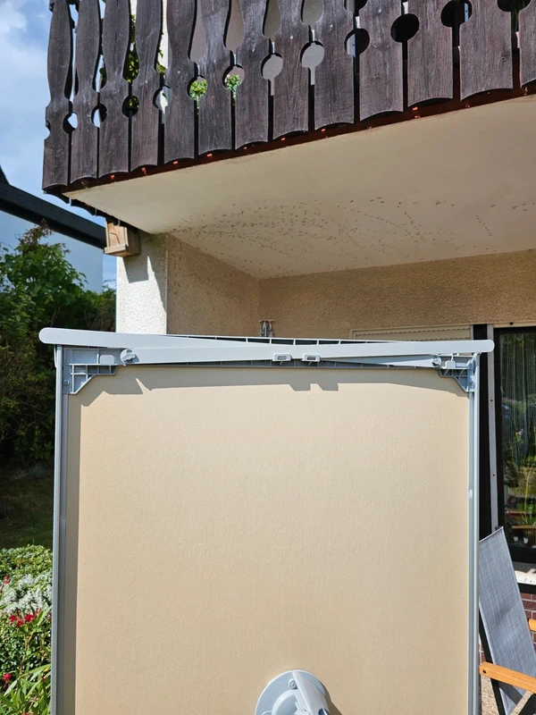 Flipchart mit Rollfuß und 2 Papierhaltern neben dem Tafelbereich