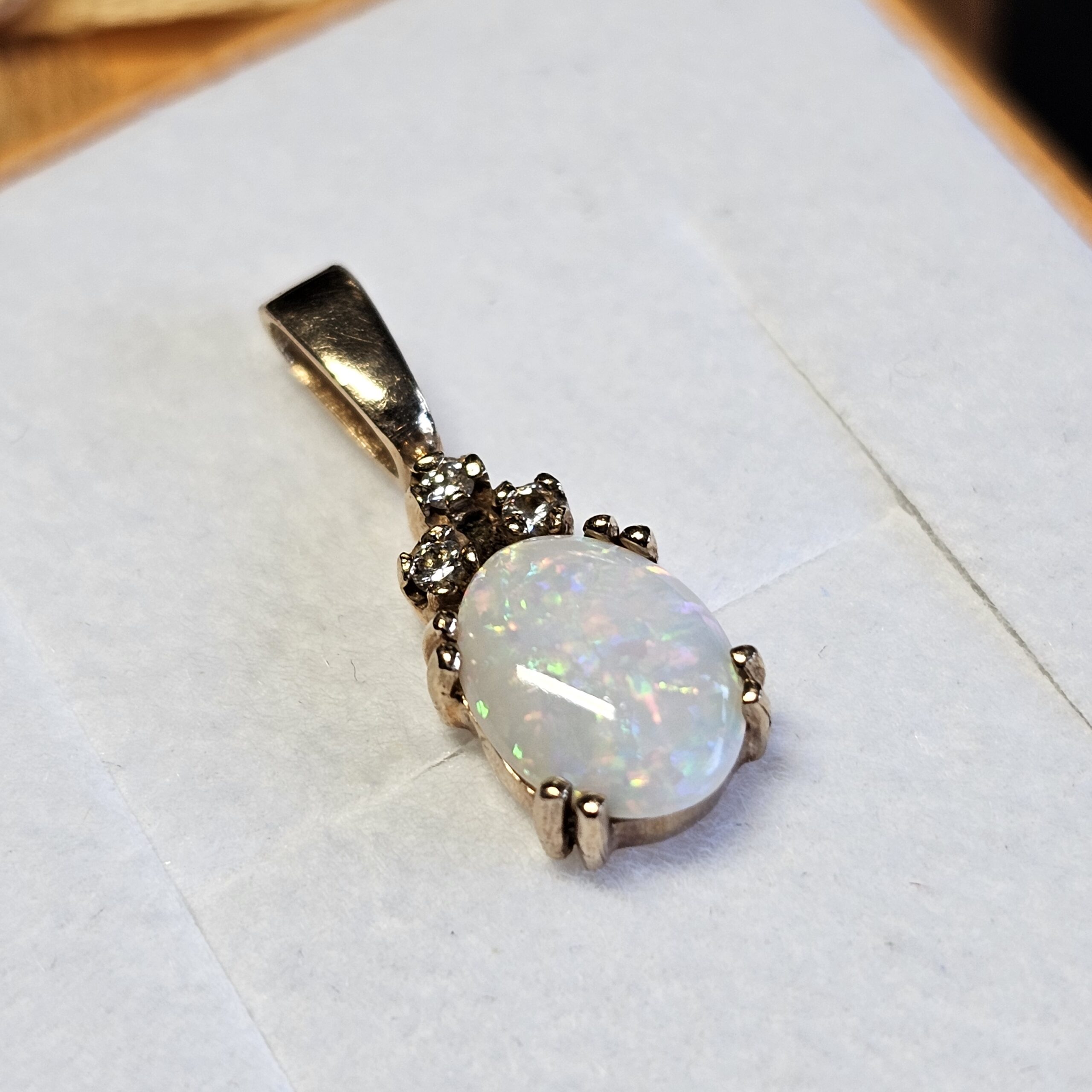 Anhänger Goldanhänger ohne Kette Gold 585 Opal weiß & Diamantsteinchen Vintage Design elegant GAN175