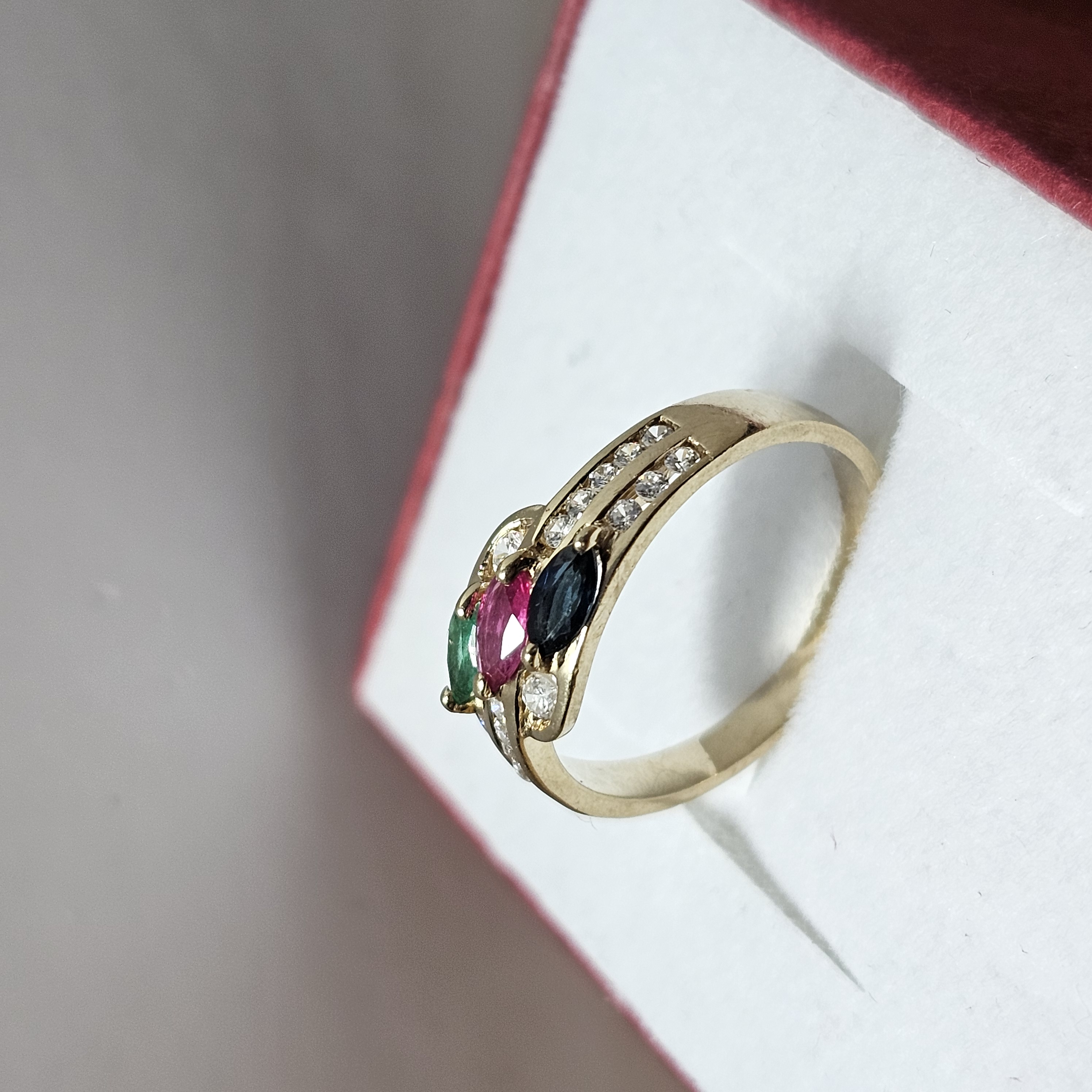 16,9 mm Ring Gold 333 Saphir Rubin Smaragd Kristallsteinchen klar Design Vintage elegant GR353