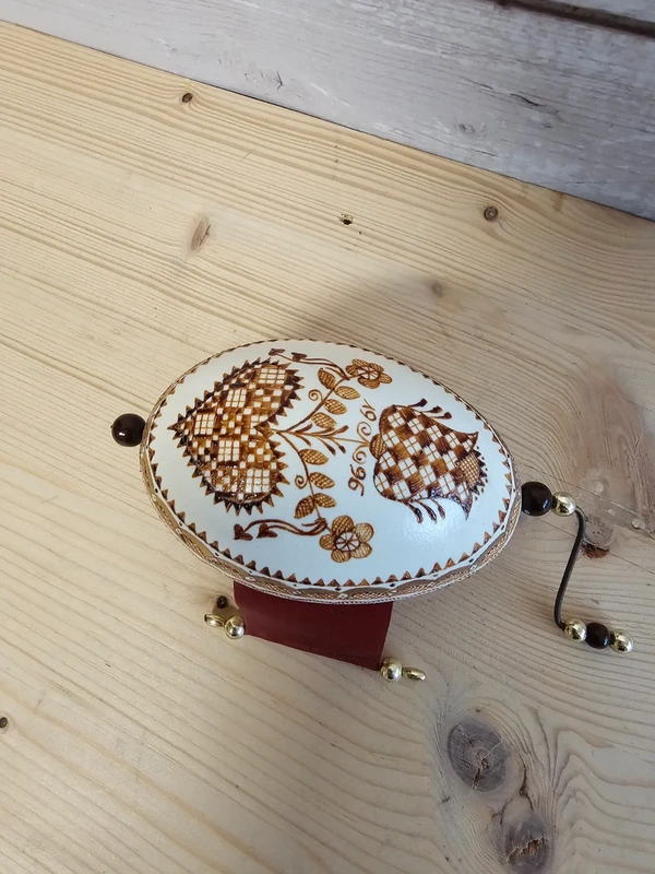 Handbemaltes Osterei mit Band und Kurbel